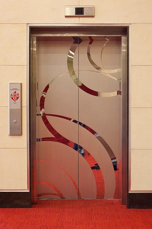 Automatic door passenger elevator installation